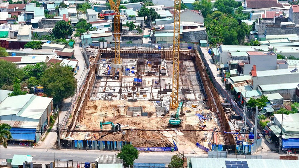 Fenica đã hoàn thành tầng hầm B2 và đang thi công sàn hầm B1, dự kiến đóng nắp hầm vào tháng 5/2026 (Hình ảnh tiến độ được cập nhật vào tháng 3/2026)