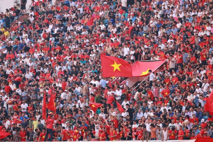 Hơn 2 tiếng trước thềm trận đấu giữa ĐT Việt Nam và ĐT Malaysia, các cổ động viên đã có mặt rất đông tại sân Thiên Trường để "tiếp lửa" cho thầy trò HLV Kim Sang Sik