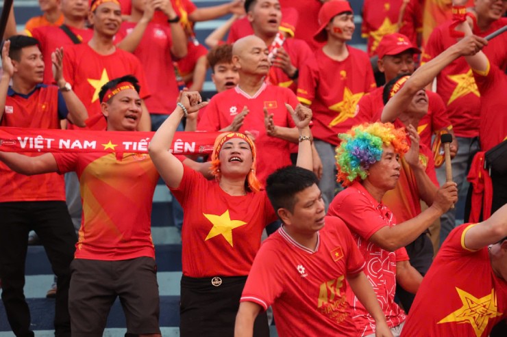 Bình luận trên kênh truyền hình Malaysia&nbsp;Astro Arena, cựu cầu thủ Malaysia, Azmin Azram Abdul Aziz tin rằng lựa chọn Thiên Trường "là một chiêu trò, có chủ ý của Việt Nam" nhằm phát huy tối đa năng lực của Xuân Son