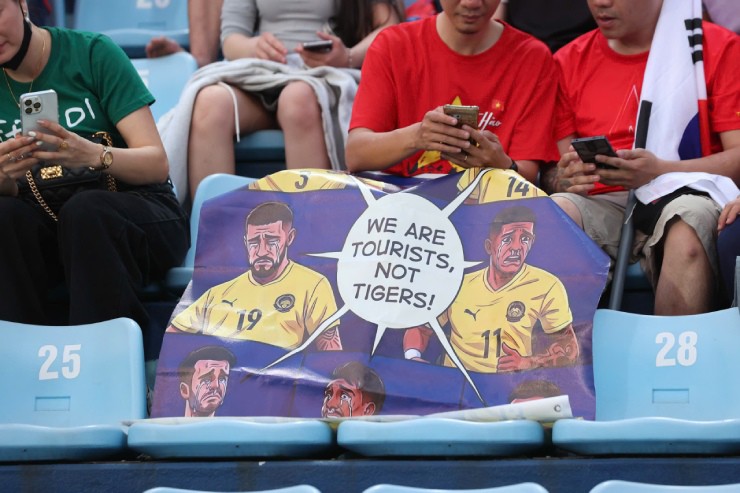 Fan tiếp lửa ĐT Việt Nam & Xuân Son, Malaysia choáng ngợp vì "chiêu trò" ở Thiên Trường - 3