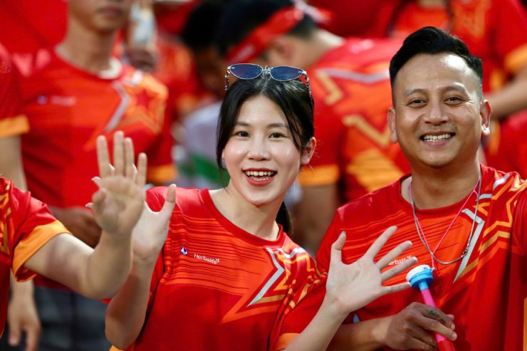 Fan tiếp lửa ĐT Việt Nam & Xuân Son, Malaysia choáng ngợp vì "chiêu trò" ở Thiên Trường - 11