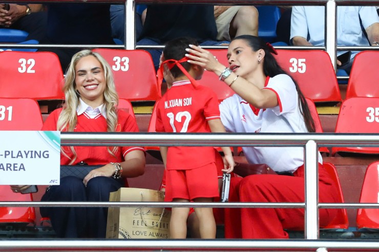 Marcele Seippel, vợ Xuân Son có mặt trên khán đài để cổ vũ cho anh và đội tuyển Việt Nam