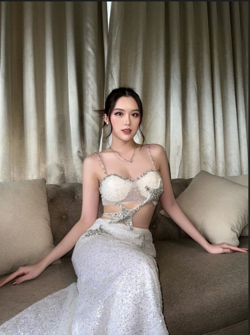Tân hoa hậu cao 1,73 m, nặng 53 kg, số đo ba vòng 83-61-92 cm.
