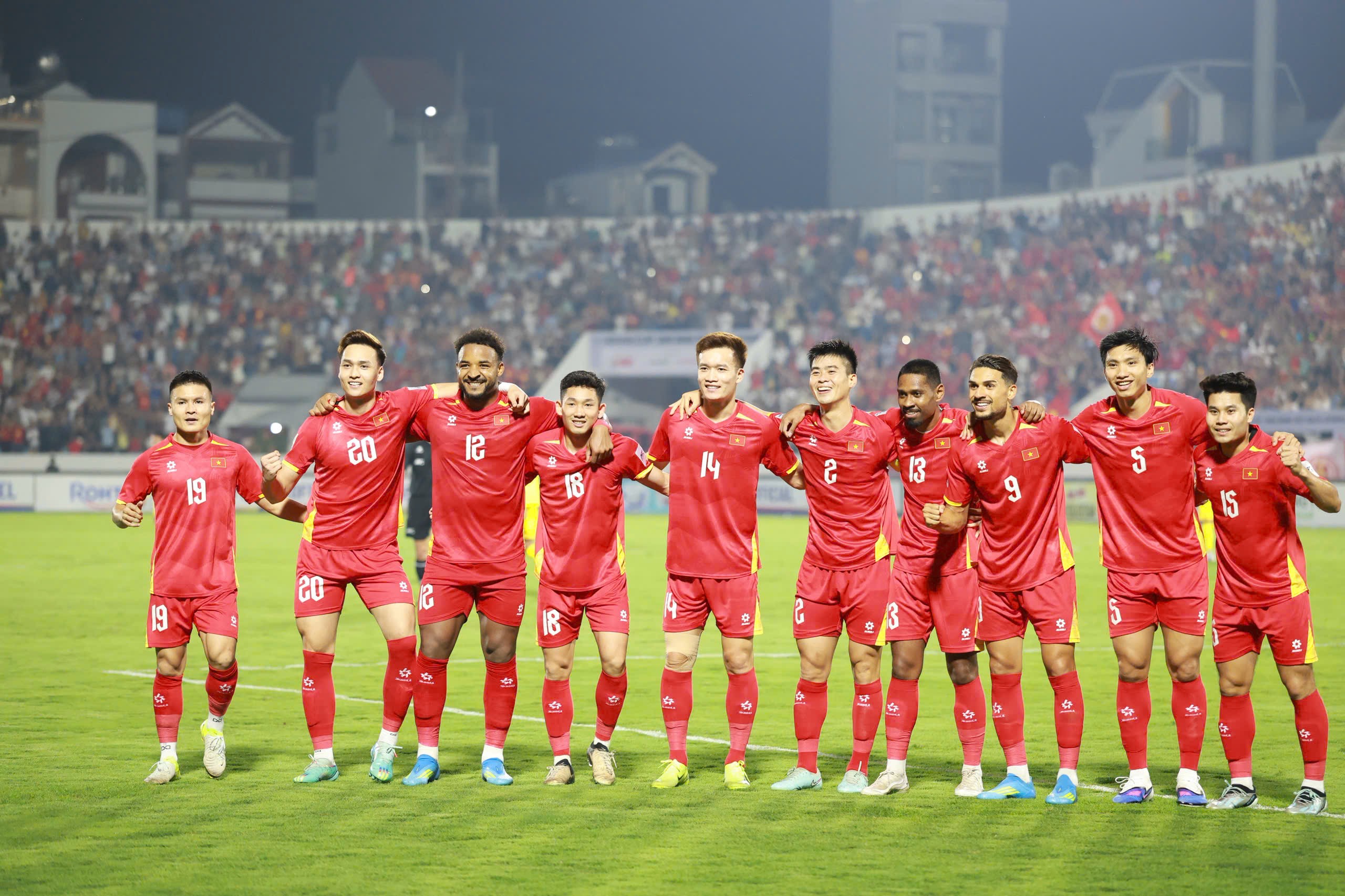 Rực lửa Việt Nam - Malaysia: Thủ quân Duy Mạnh lập công, sân Thiên Trường vỡ òa - 2
