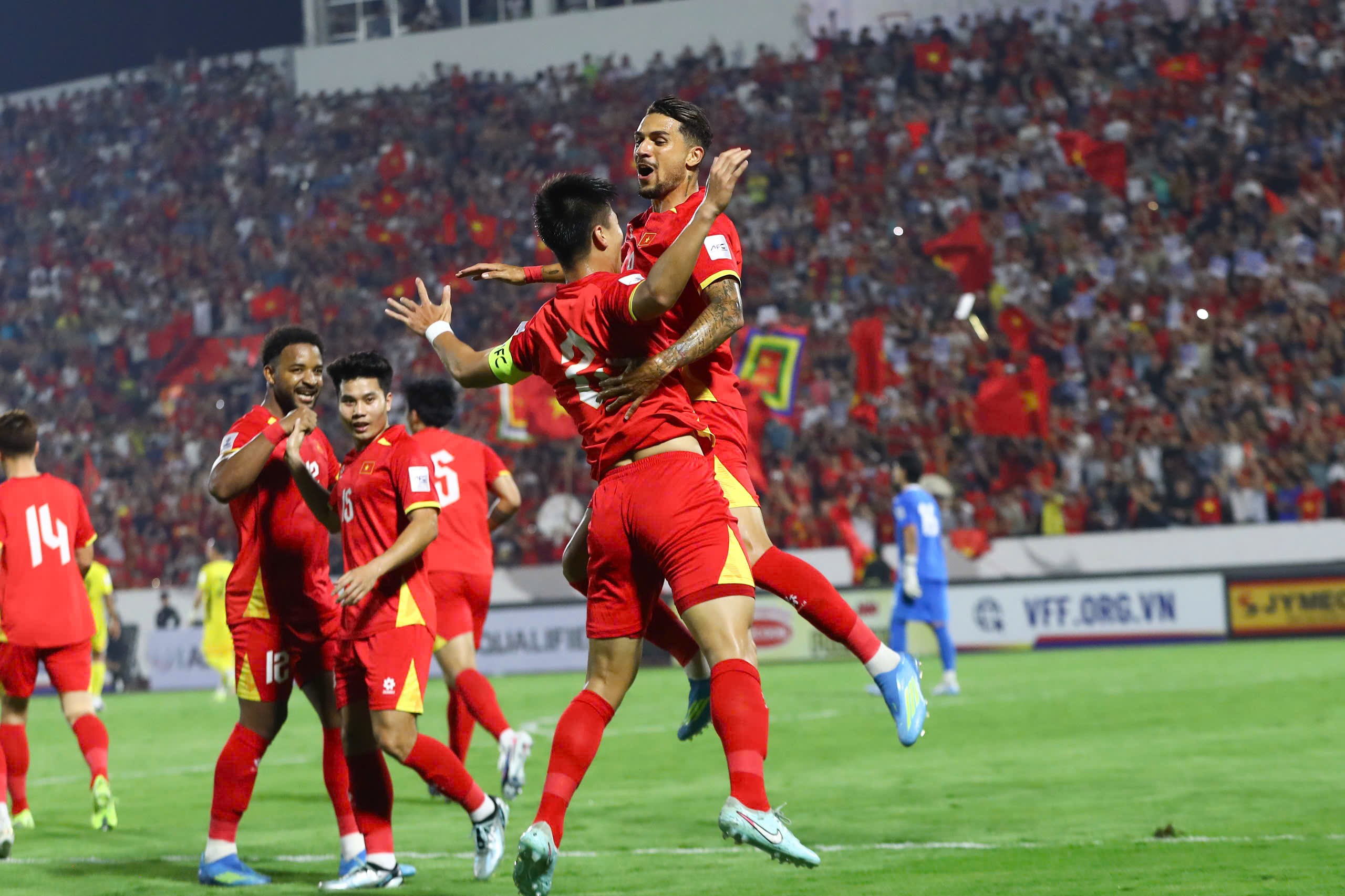 Rực lửa Việt Nam - Malaysia: Thủ quân Duy Mạnh lập công, sân Thiên Trường vỡ òa - 5