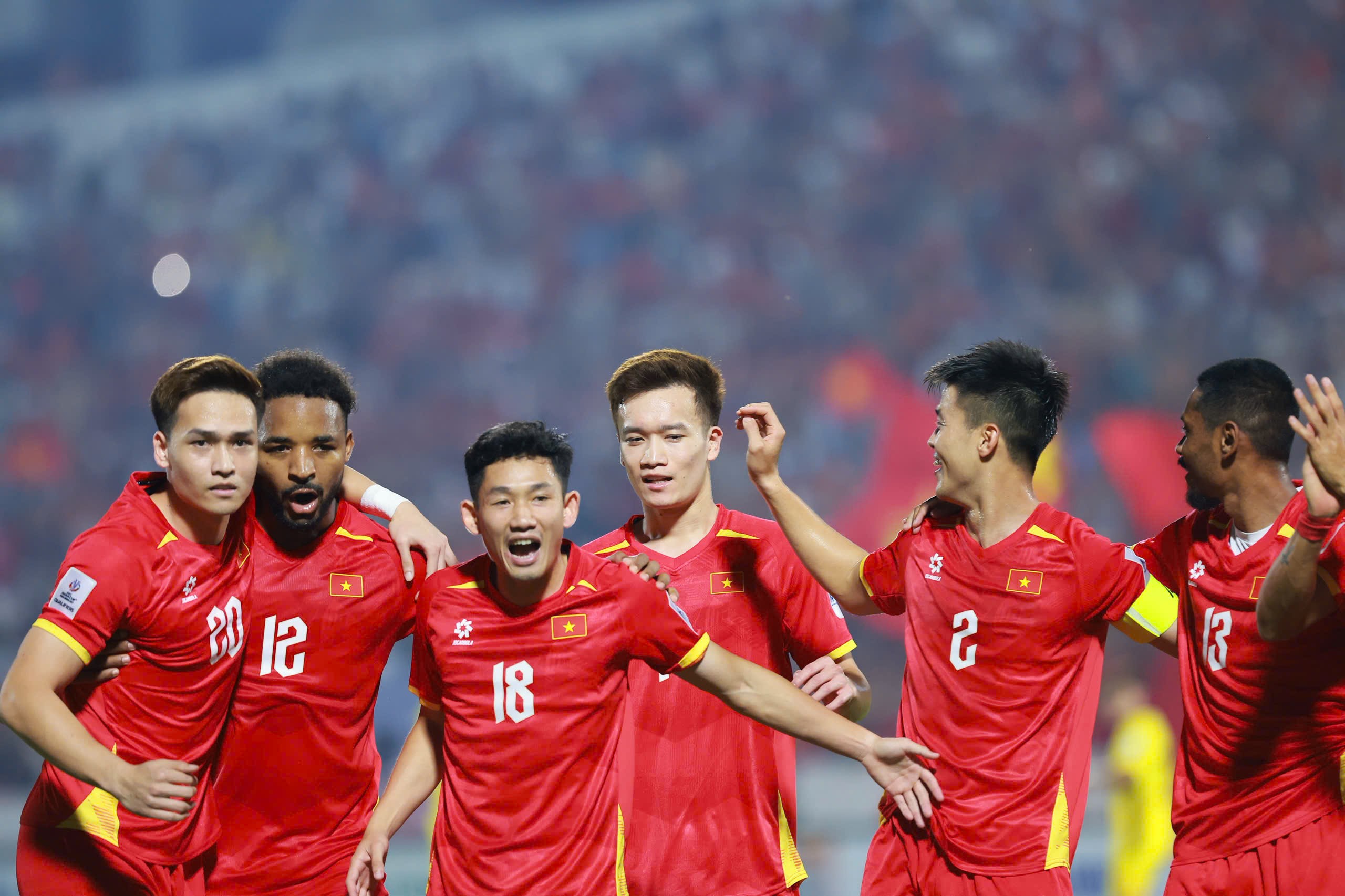 Rực lửa Việt Nam - Malaysia: Thủ quân Duy Mạnh lập công, sân Thiên Trường vỡ òa - 8