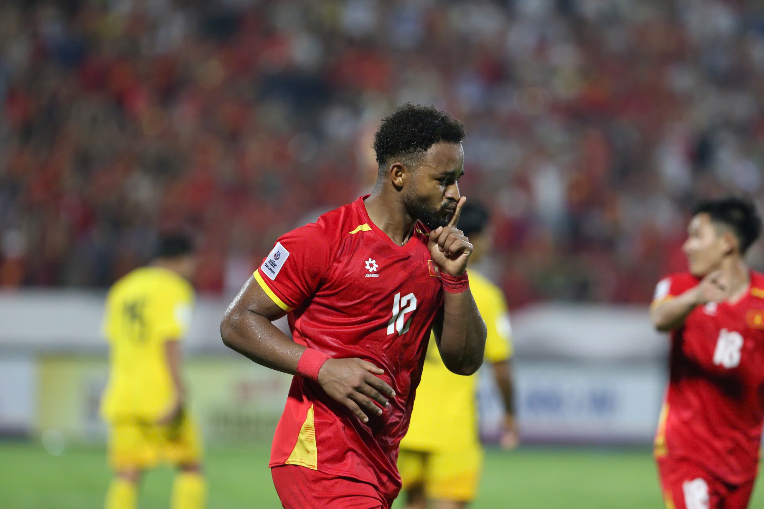 Xuân Son lập cú đúp hạ Malaysia, khoe bụng "6 múi" đáp trả nghi ngờ tăng cân - 2