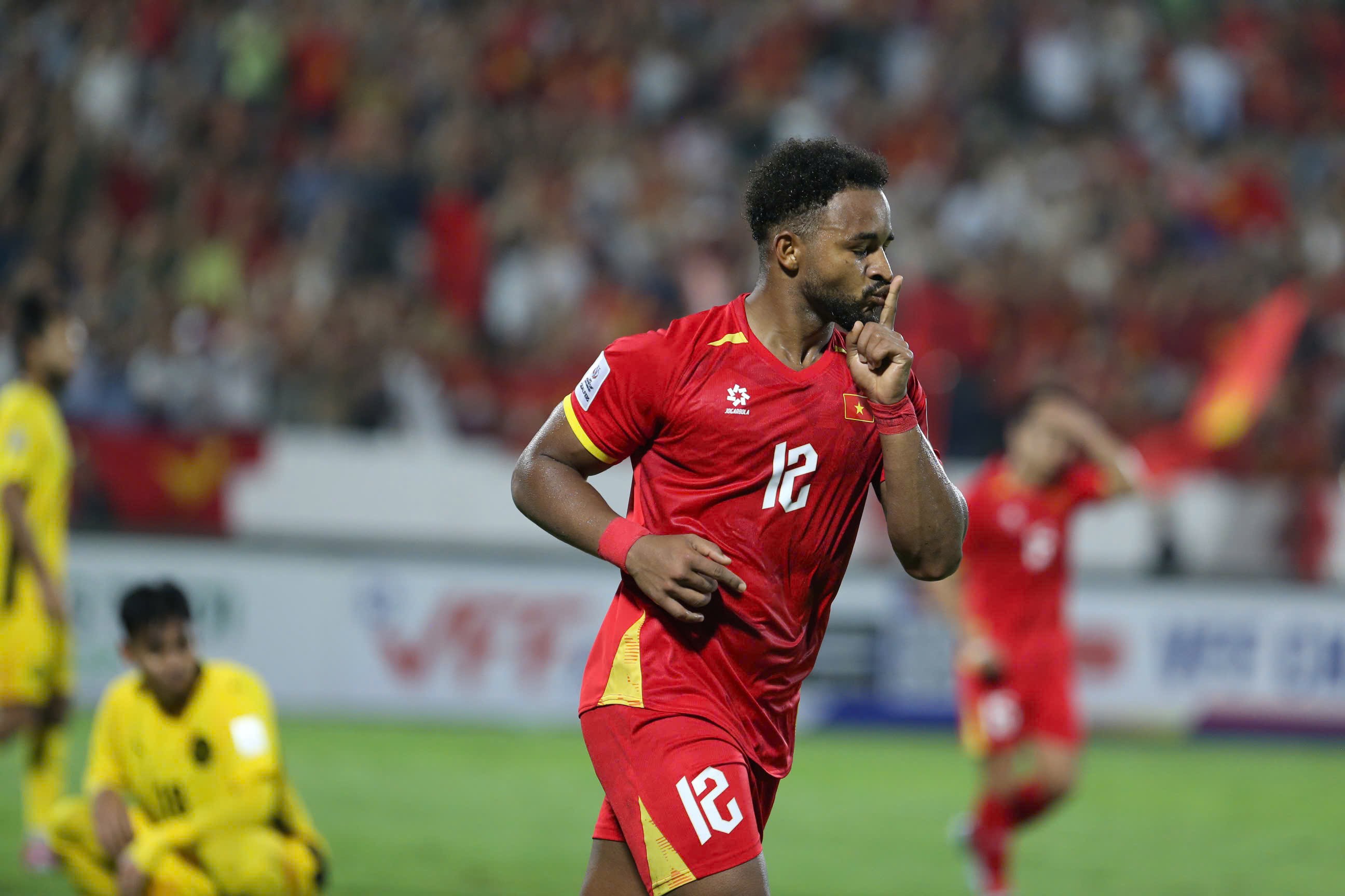 Xuân Son lập cú đúp hạ Malaysia, khoe bụng "6 múi" đáp trả nghi ngờ tăng cân - 3