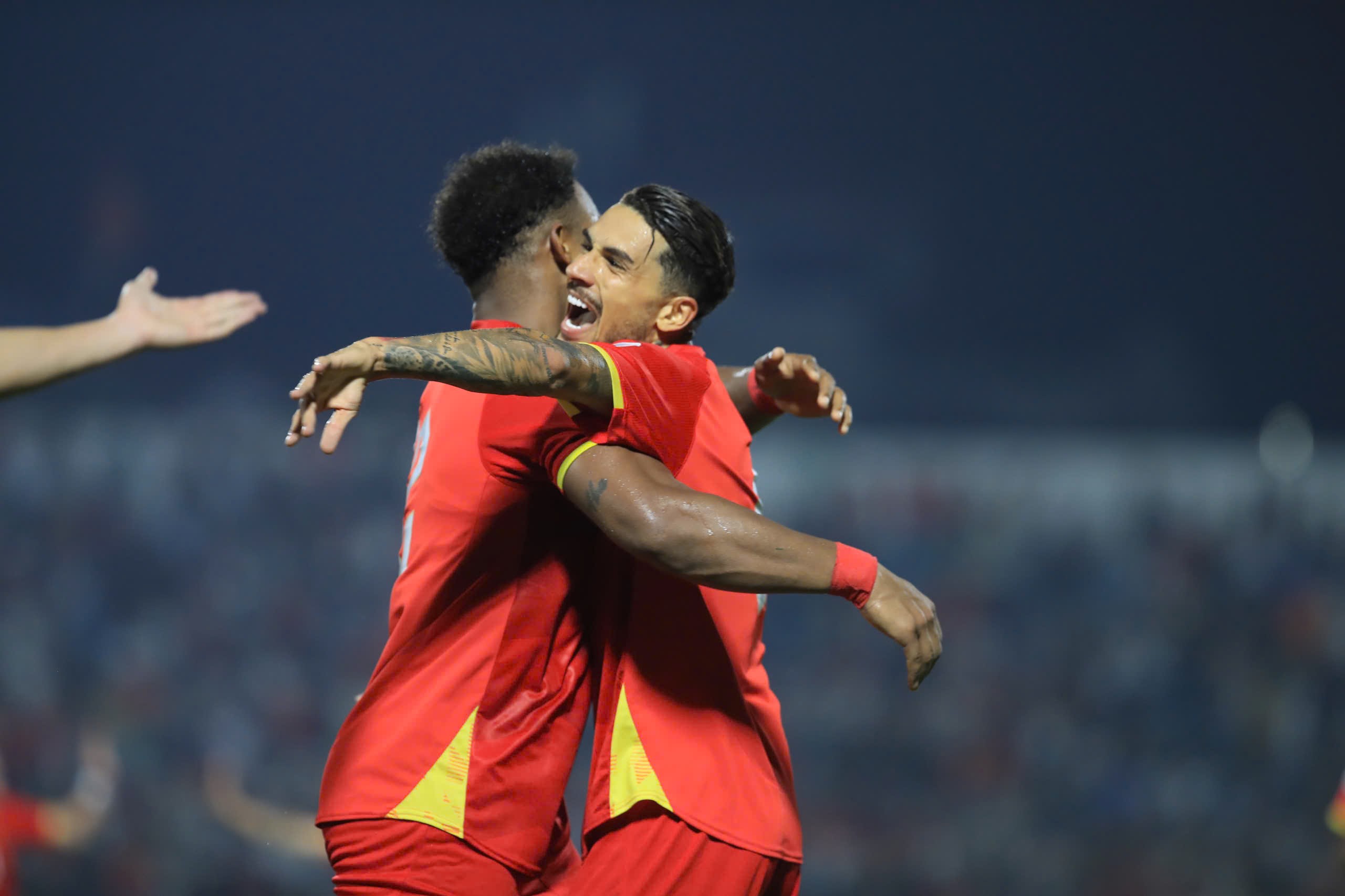 Xuân Son lập cú đúp hạ Malaysia, khoe bụng "6 múi" đáp trả nghi ngờ tăng cân - 4