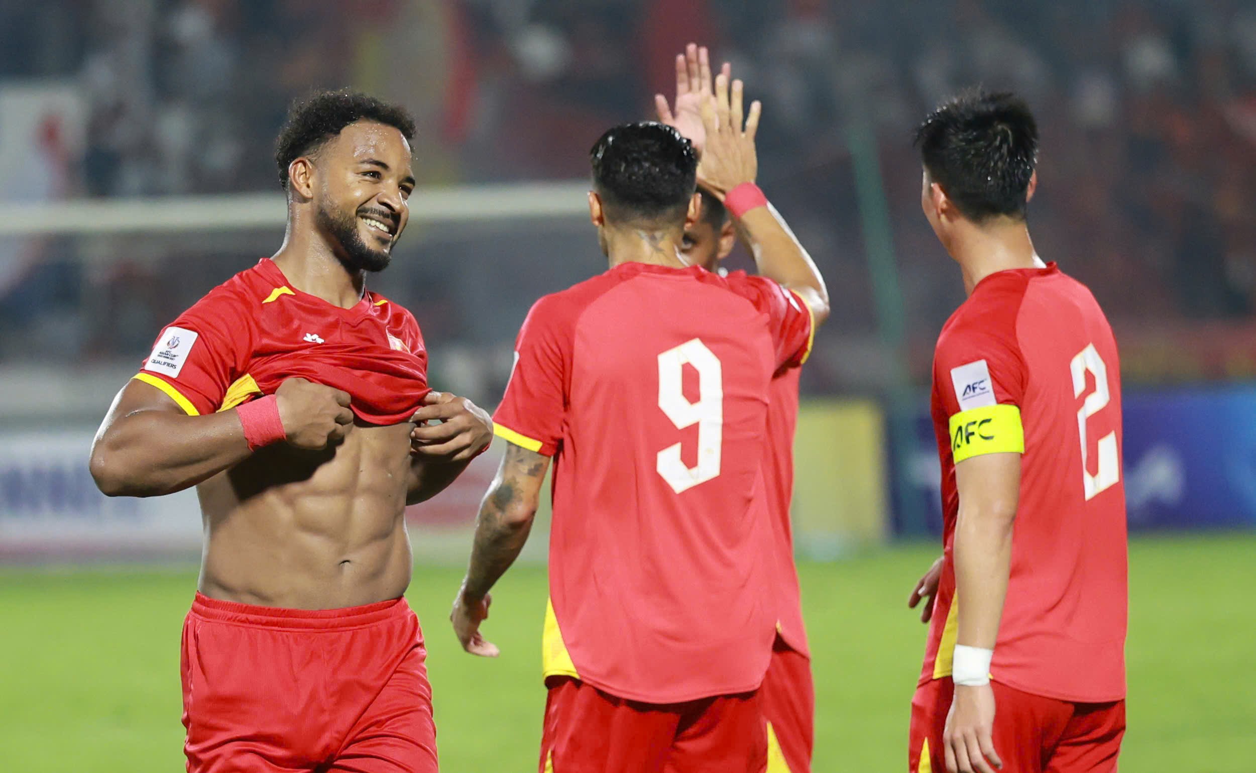 Xuân Son lập cú đúp hạ Malaysia, khoe bụng "6 múi" đáp trả nghi ngờ tăng cân - 5