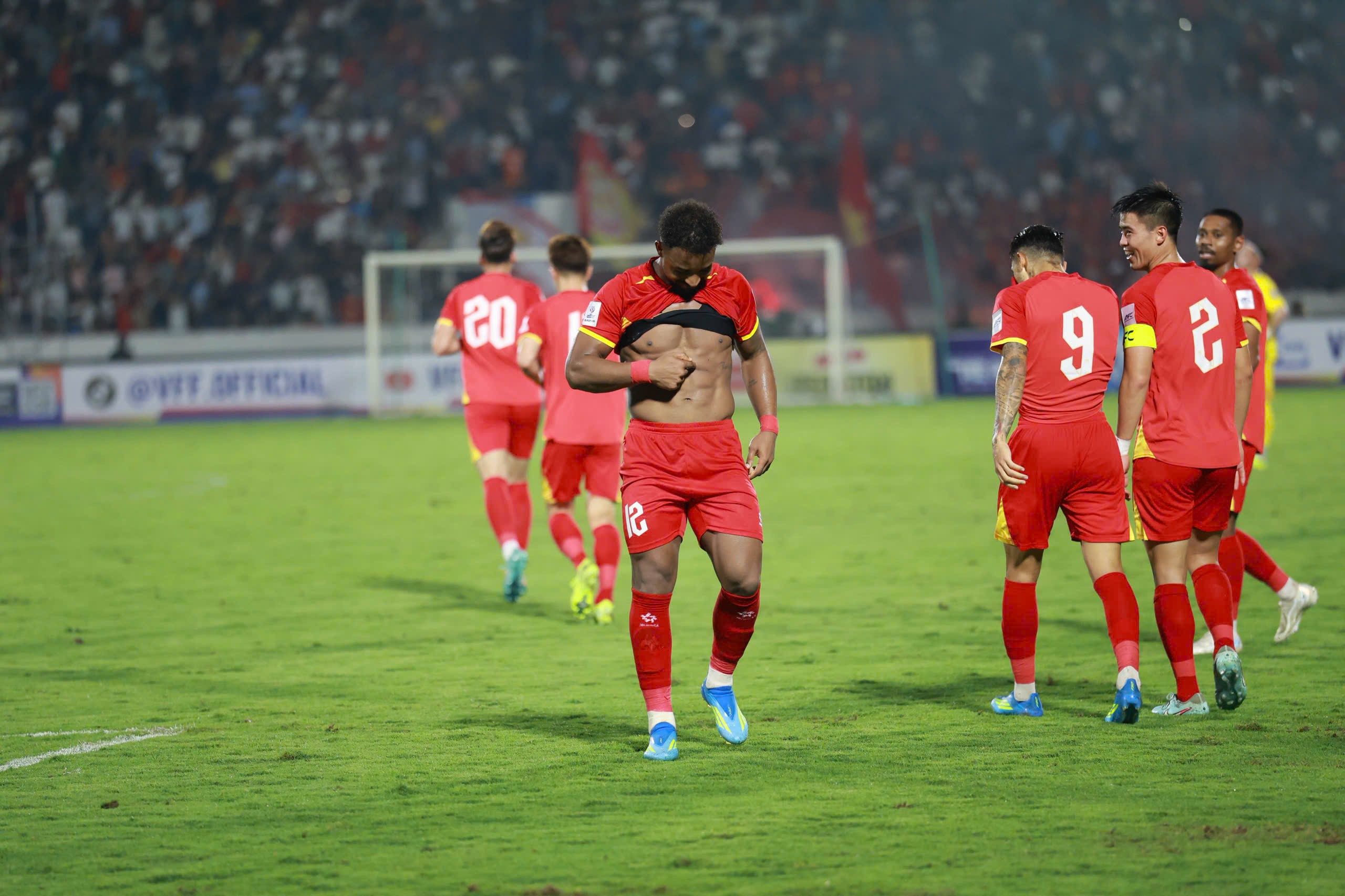 Xuân Son lập cú đúp hạ Malaysia, khoe bụng "6 múi" đáp trả nghi ngờ tăng cân - 6