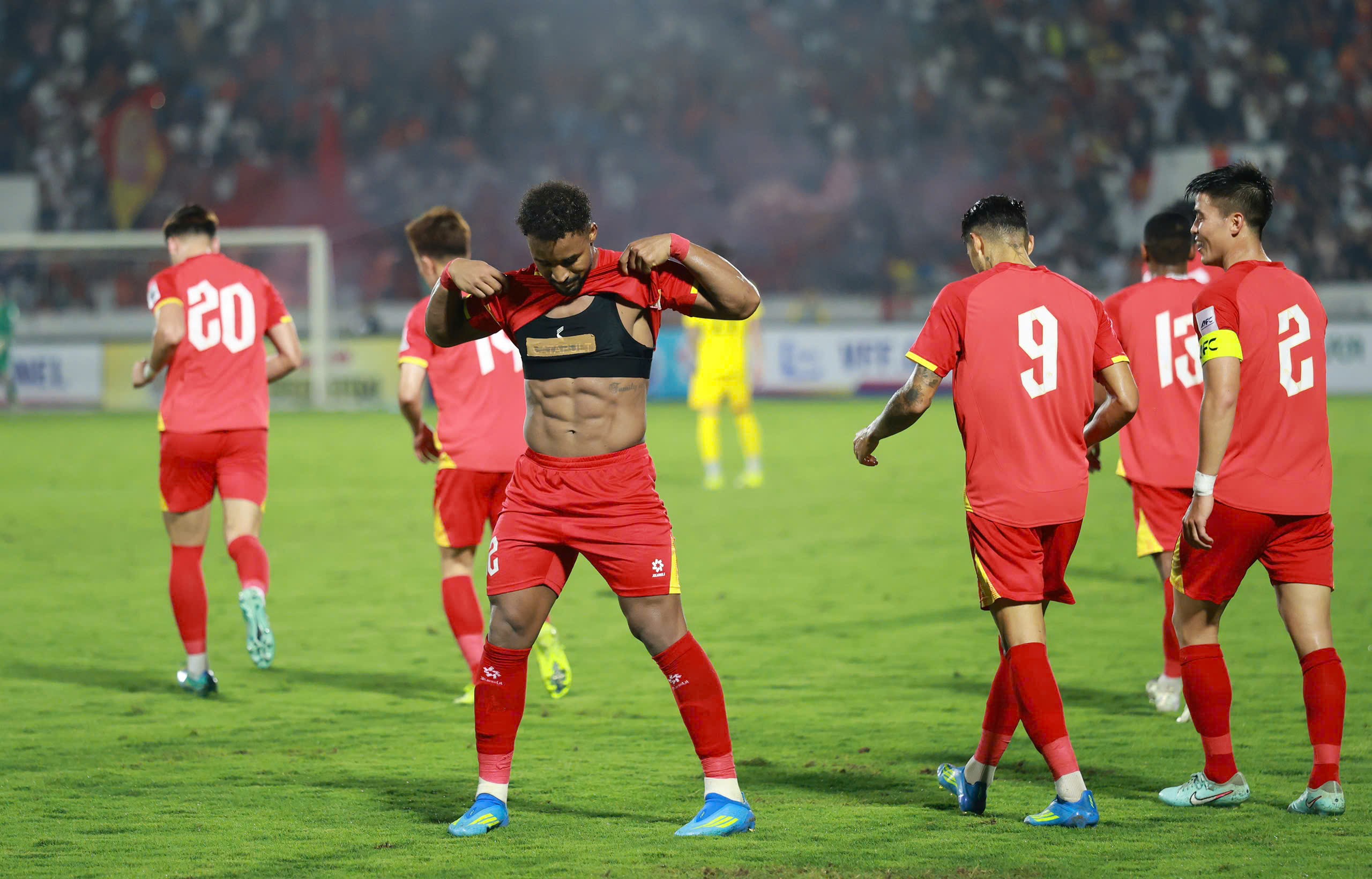 Xuân Son lập cú đúp hạ Malaysia, khoe bụng "6 múi" đáp trả nghi ngờ tăng cân - 8