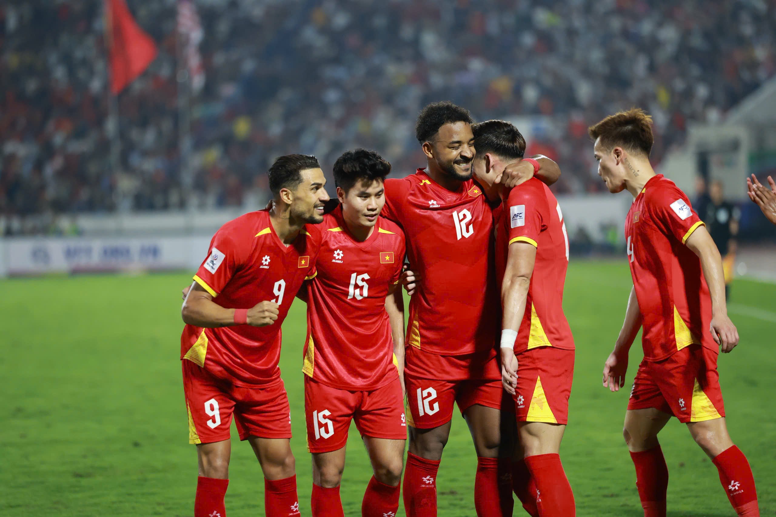 Xuân Son lập cú đúp hạ Malaysia, khoe bụng "6 múi" đáp trả nghi ngờ tăng cân - 7