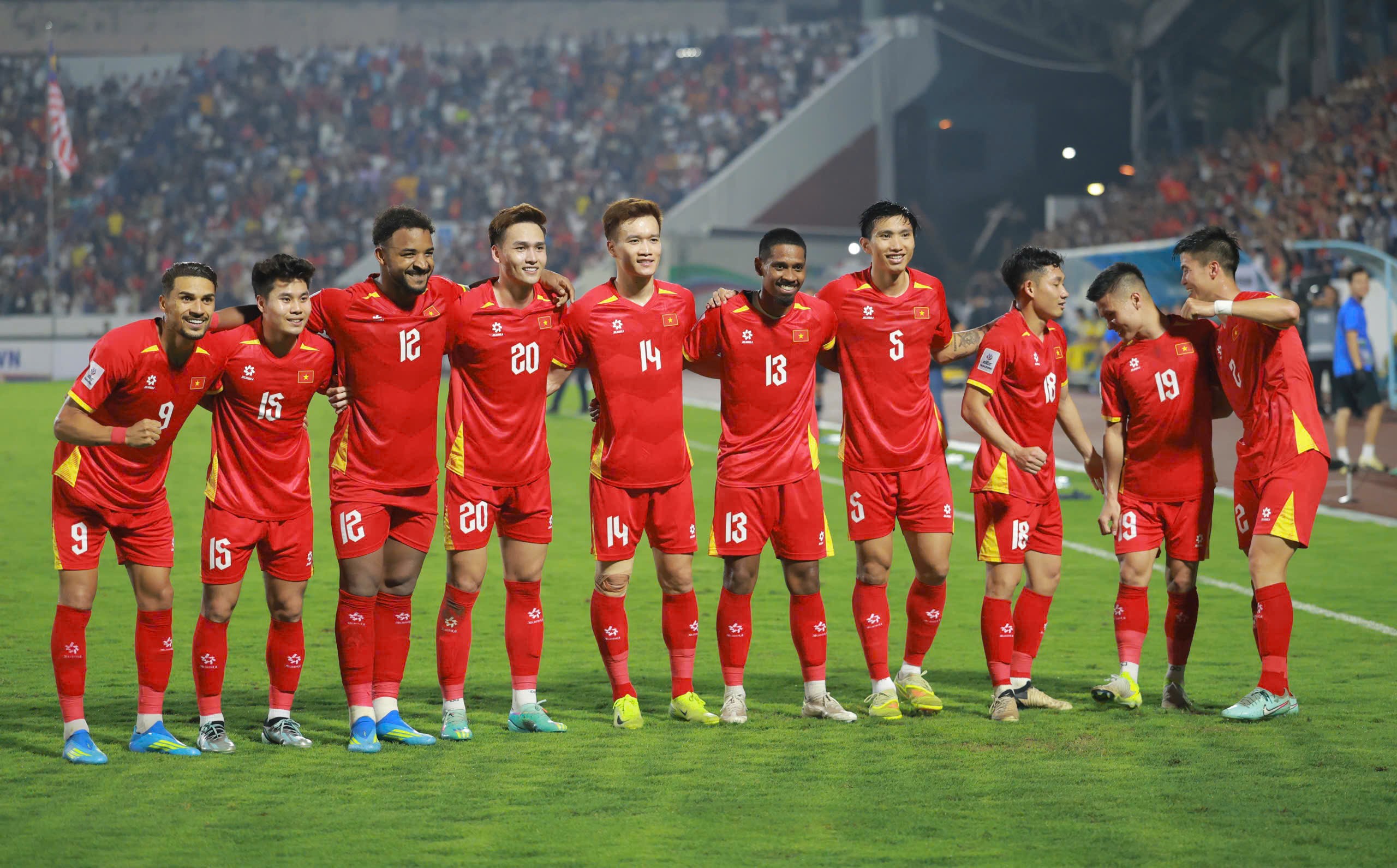 Xuân Son lập cú đúp hạ Malaysia, khoe bụng "6 múi" đáp trả nghi ngờ tăng cân - 9