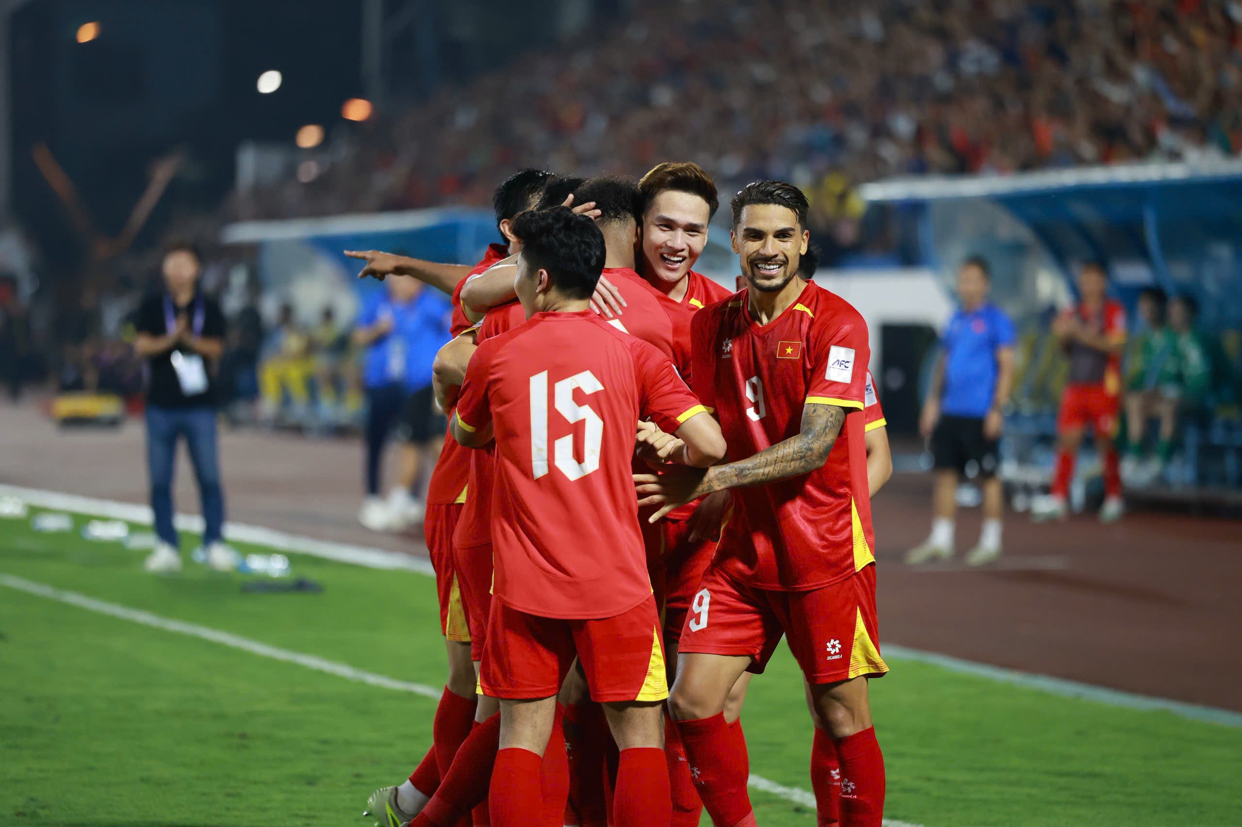 Xuân Son lập cú đúp hạ Malaysia, khoe bụng "6 múi" đáp trả nghi ngờ tăng cân - 10