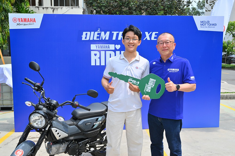 Ông Okutani Masahiro, Tổng Giám đốc Yamaha Motor Việt Nam, trực tiếp trao xe cho khách hàng tham gia Yamaha Riding Station 2026