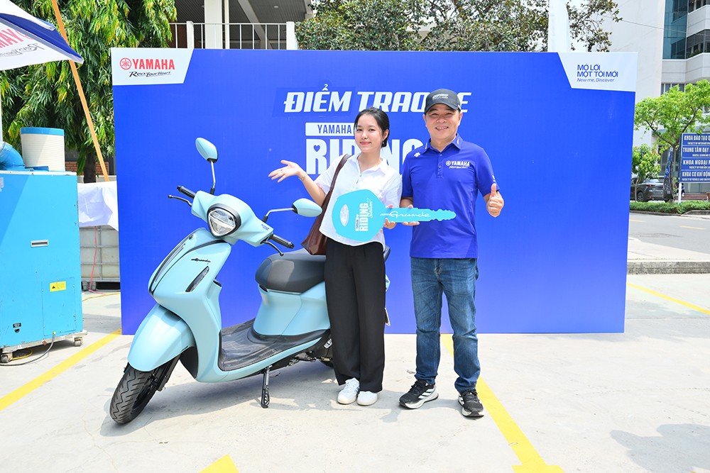 Ông Võ Trần Huy, Giám đốc Cấp cao Khối 3S Toàn quốc, chụp hình lưu niệm cùng nhiều bạn trẻ đăng ký mượn xe