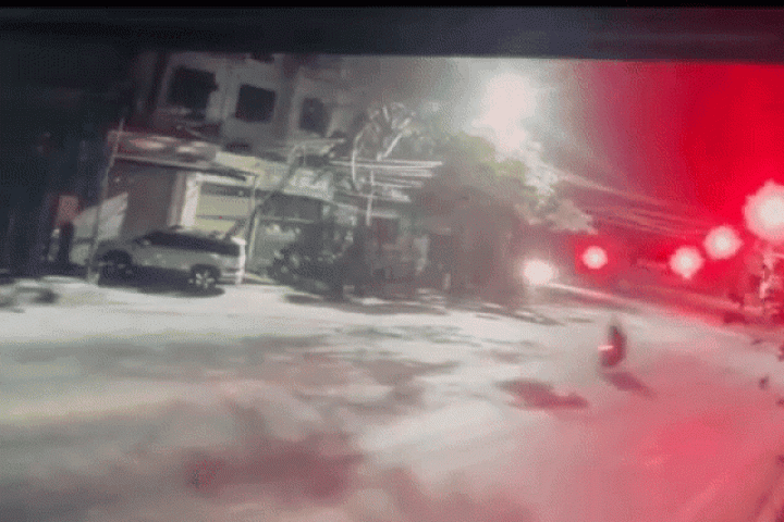 Vượt đèn đỏ rồi đâm trúng ô tô khiến 2 người thương vong