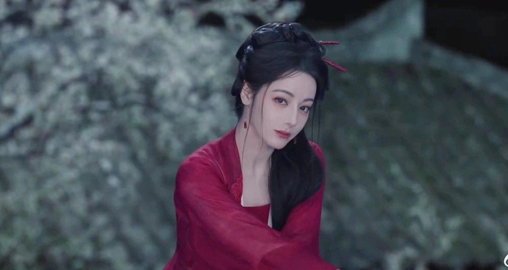 Địch Lệ Nhiệt Ba gây tranh cãi vì ngoại hình kém sắc, trạng thái mệt mỏi trong phim.