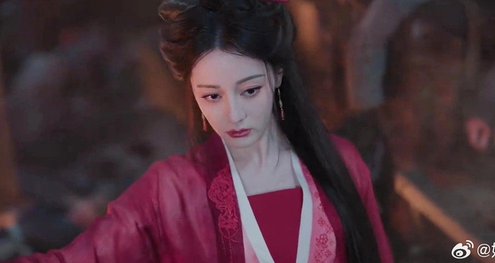 Địch Lệ Nhiệt Ba gây tranh cãi vì ngoại hình kém sắc, trạng thái mệt mỏi trong phim.