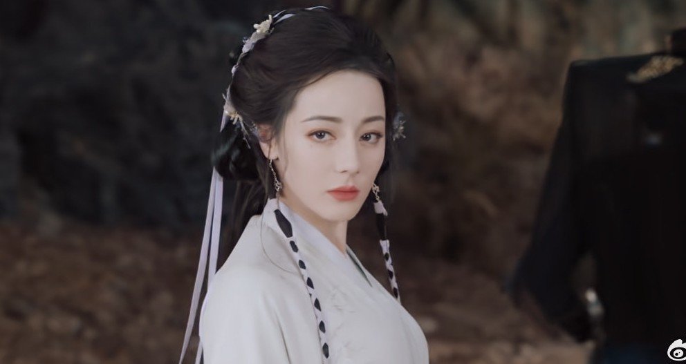 Địch Lệ Nhiệt Ba gây tranh cãi vì ngoại hình kém sắc, trạng thái mệt mỏi trong phim.