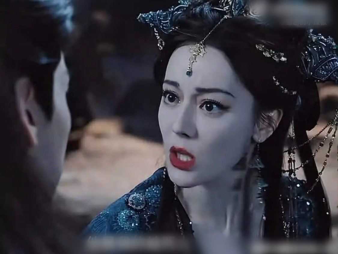 Địch Lệ Nhiệt Ba gây tranh cãi vì ngoại hình kém sắc, trạng thái mệt mỏi trong phim.