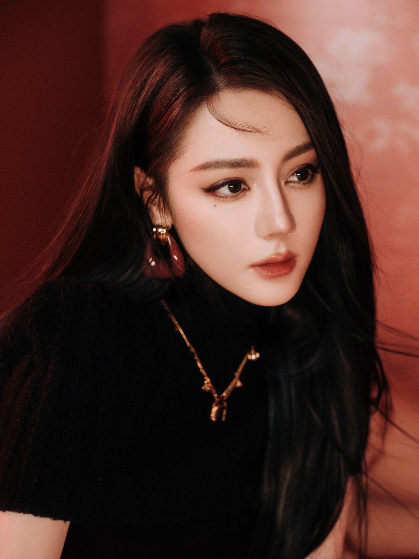 Nhắc tới phim ảnh, Địch Lệ Nhiệt Ba luôn lép vế hơn đồng nghiệp. Vì diễn dở, cô đã "phá hỏng" nhiều dự án tốt.