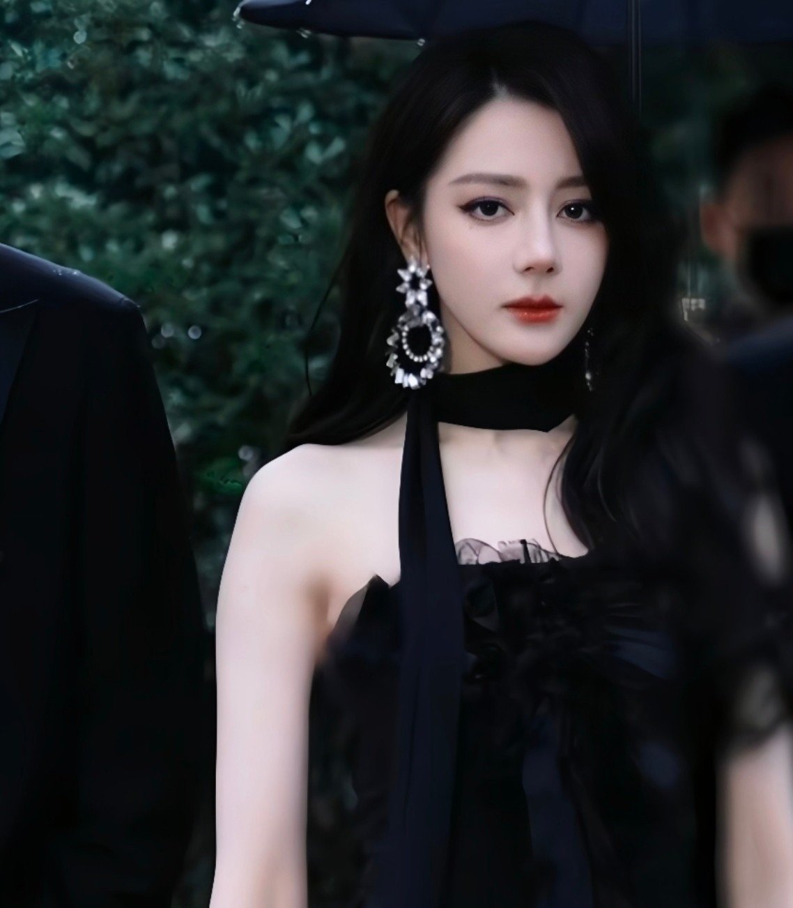 Nhắc tới phim ảnh, Địch Lệ Nhiệt Ba luôn lép vế hơn đồng nghiệp. Vì diễn dở, cô đã "phá hỏng" nhiều dự án tốt.