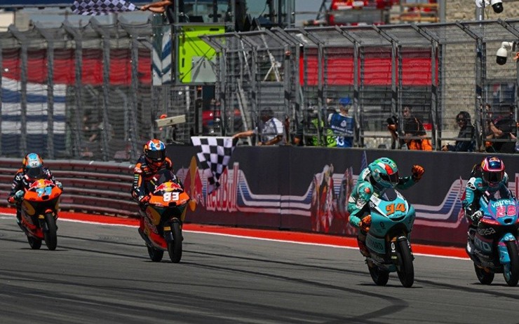 Pini (số 94) đánh bại 3 đối thủ ở cua cuối để về nhất