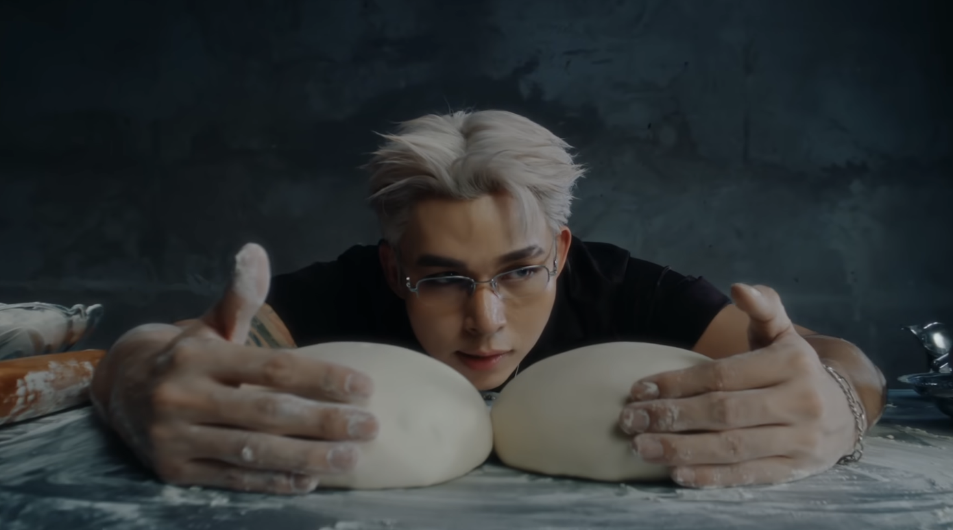 Nhiều hình ảnh nhạy cảm trong MV của Jun Phạm.