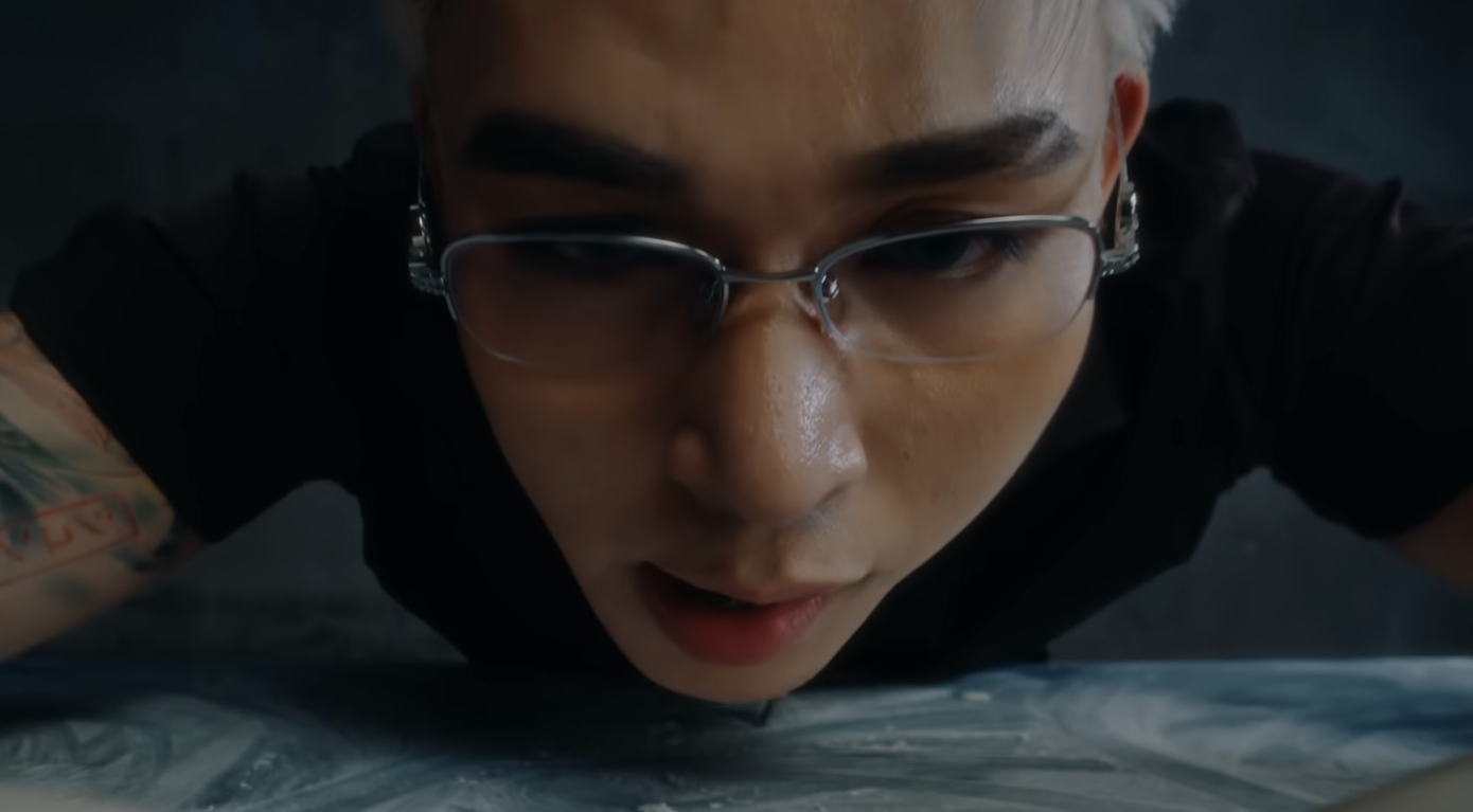 Nhiều hình ảnh nhạy cảm trong MV của Jun Phạm.