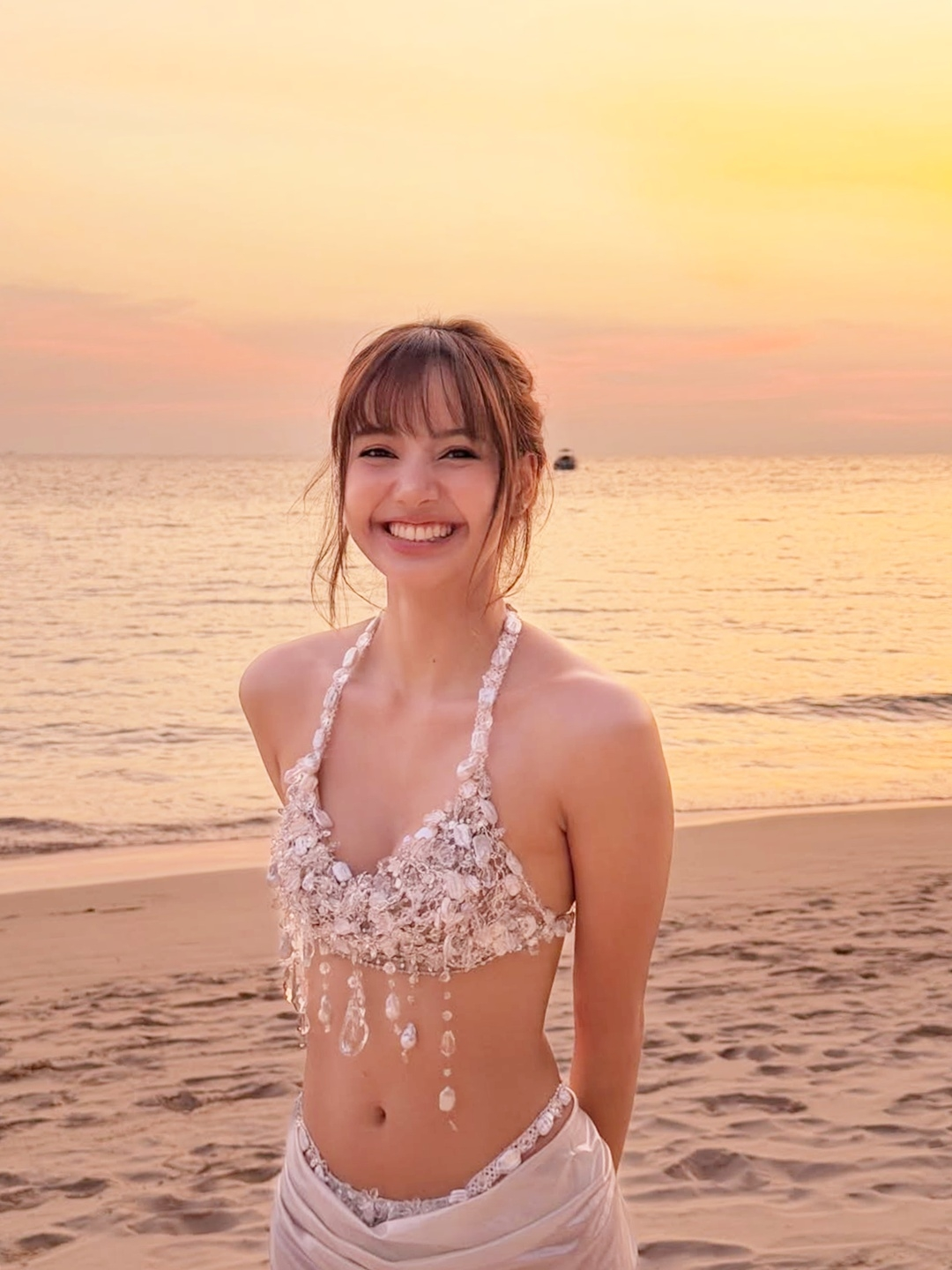 Lisa thả dáng trên biển đón tuổi 29 - 4