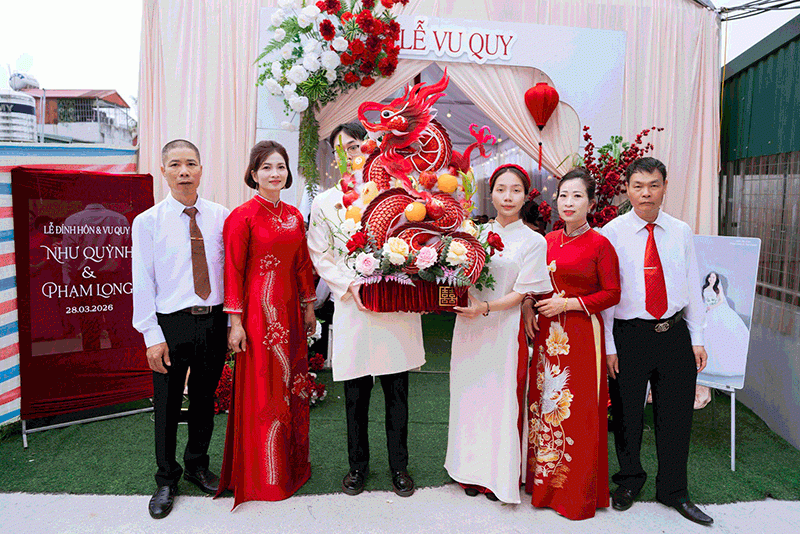 Vợ chồng bà Tình (bên phải) cùng thông gia đứng ra tổ chức đám hỏi, đám cưới cho các con&nbsp;