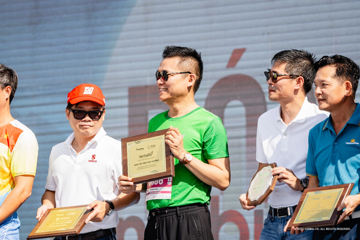 Ông Nguyễn Thành Đạt - Giám Đốc Truyền Thông Herbalife Việt Nam nhận bằng cám ơn từ BTC