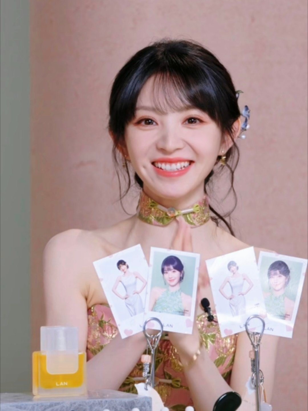 Nữ diễn viên bị cắt sóng đột ngột vì mặc hở - 1