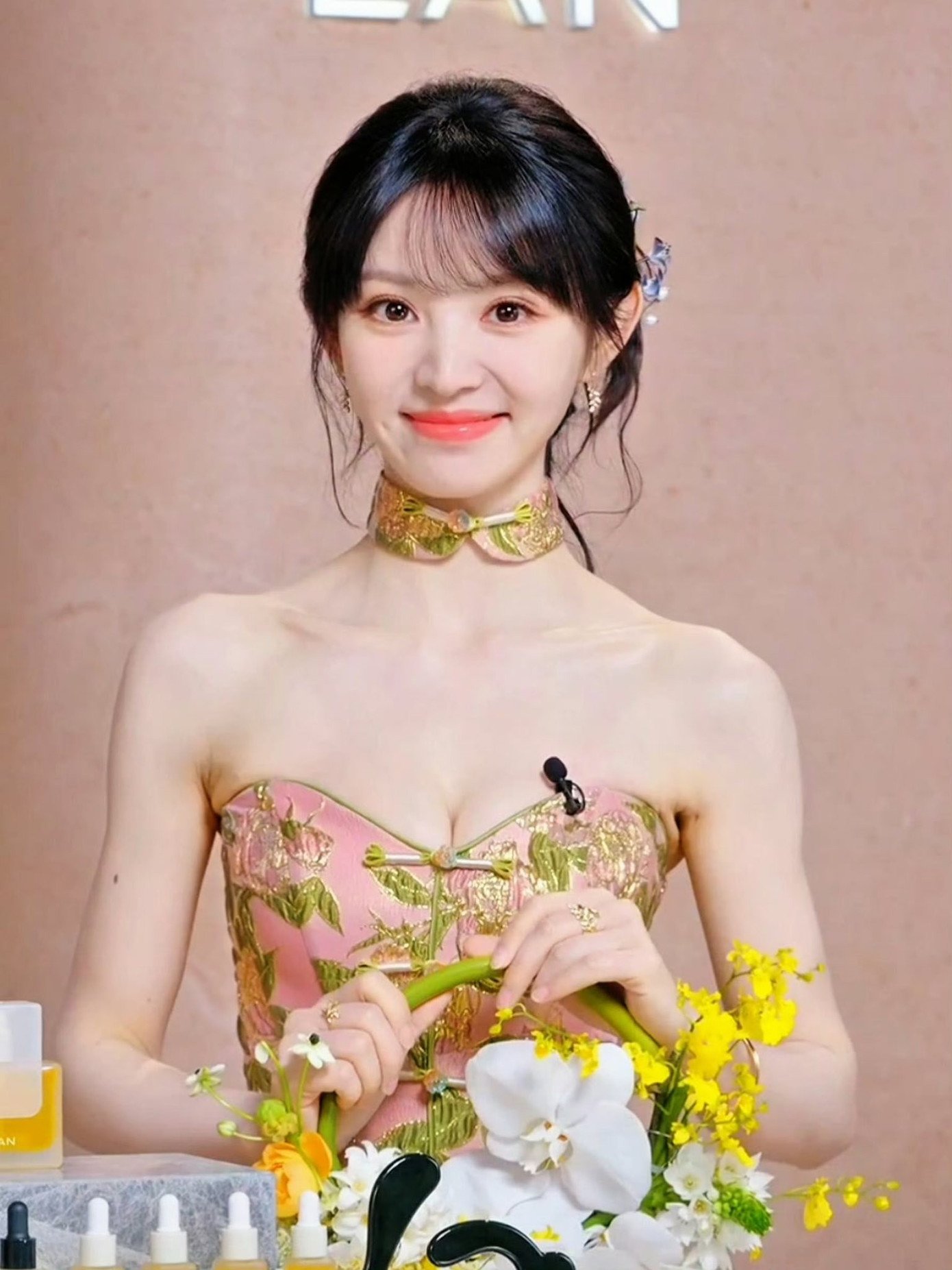 Nữ diễn viên bị cắt sóng đột ngột vì mặc hở - 2