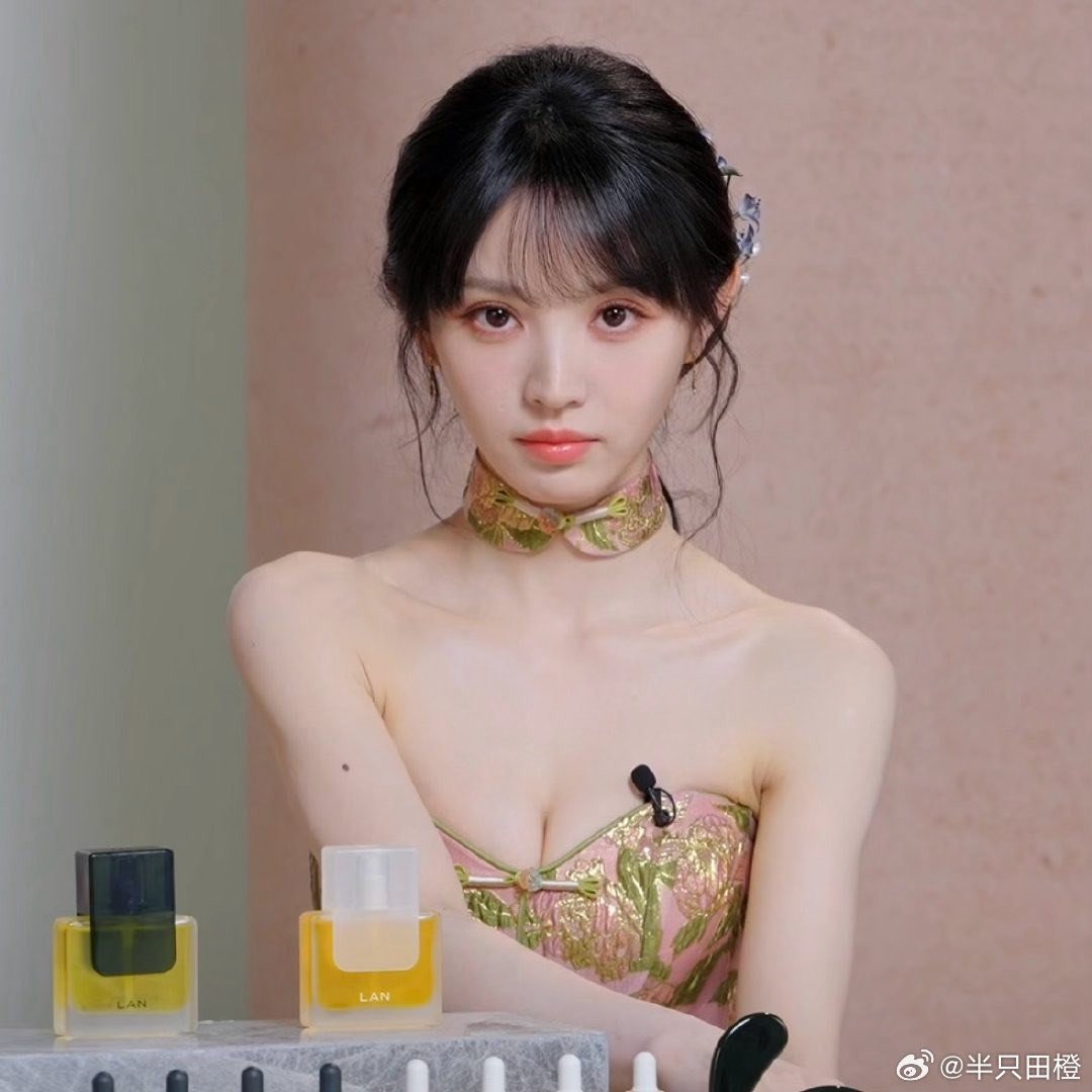 Điền Hi Vi gặp sự cố trang phục khi phát sóng trực tiếp.