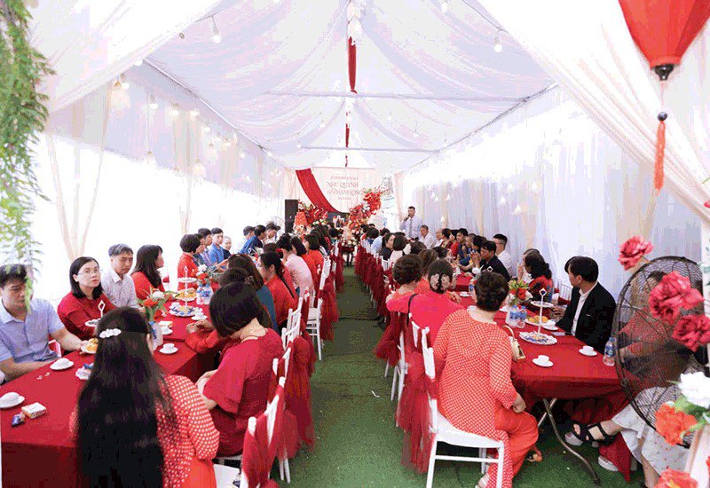 Quan viên hai họ chung vui trong hôn lễ của cặp đôi