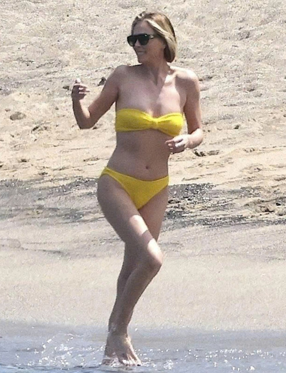 Charlize Theron khoe dáng trên bãi biển.