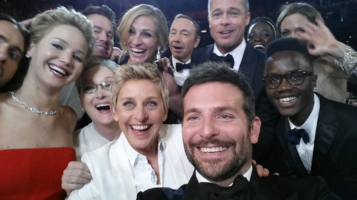 Bức ảnh tự sướng gồm toàn sao “khủng” như Jennifer Lawrence, Julia Roberts, Brad Pitt, Bradley Cooper, Ellen DeGeneres tại lễ trao giải Oscar 2014 nhận được triệu lượt like và chia sẻ trên mạng xã hội.