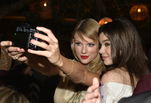 Taylor Swift và Hailee Steinfeld rủ nhau tự sướng bằng chiếc máy ảnh cỡ đại khi không có điện thoại trong buổi ra mắt phim Romeo and Juliet vào tháng 9/2013.