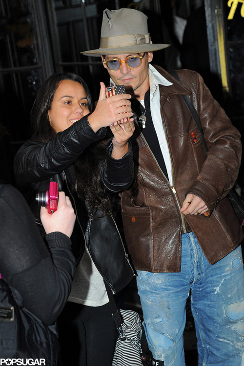 Johnny Depp làm mặt lạnh khi được một fan đề nghị chụp ảnh chung bằng smarphone.