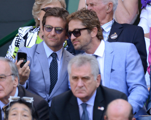 Hai quý ông Gerard Butler và Bradley Cooper rất “chuộng” trào lưu chụp hình tự sướng khi xuất hiện cùng nhau.
