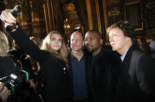 Chồng cô Kim, Kanye West vui vẻ chụp hình tự sướng cùng Cara Delevingne Woody Harrelson, Paul McCartney tại Tuần lễ thời trang Paris tháng 3 vừa qua.