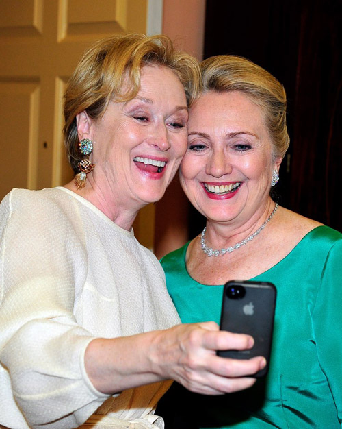 Meryl Streep không bỏ lỡ cơ hội khi gặp Hillary Clinton và đề nghị bà cùng chụp chung với mình.