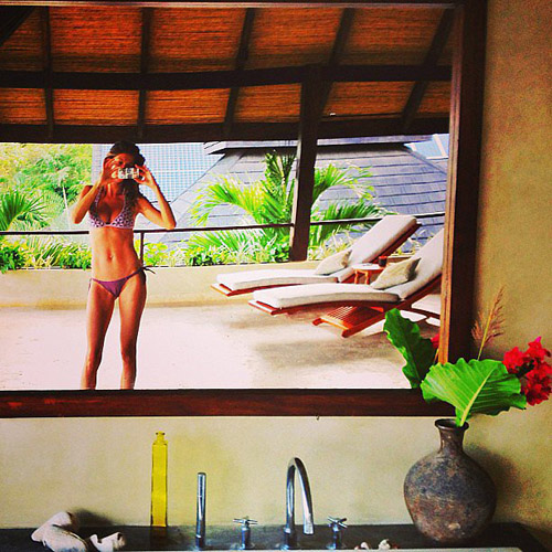 Siêu mẫu đắt giá nhất hành tinh, Gisele Bundchen khoe body quyến rũ trong bộ bikini hai mảnh.