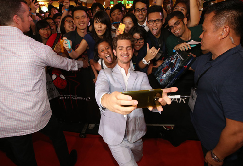 Andrew Garfield vui vẻ chụp ảnh tự sướng trong buổi họp fanclub tại Singapore vào tháng 3/2014.