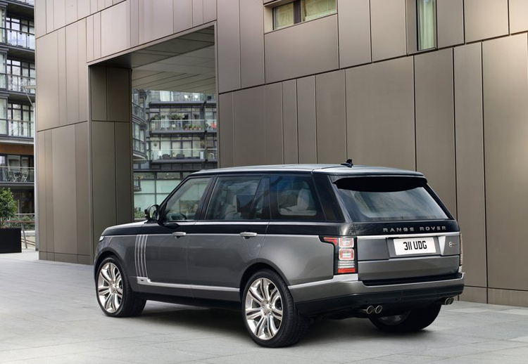 Theo hãng xe Anh quốc cho biết, Range Rover SVAutobiography được phát triển bởi bộ phận phát triển xe hiệu năng cao Special Vehicle Operations (SVO) thuộc liên minh Jaguar - Land Rover (JLR).
