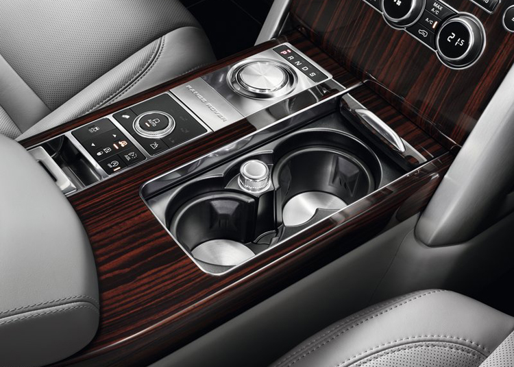 Điểm mới trên Range Rover SVAutobiography là không gian chứa đồ phía sau được bố trí thêm một tấm ván bằng gỗ và nhôm có khả năng trượt giúp việc chất hành lý dễ dàng hơn.
