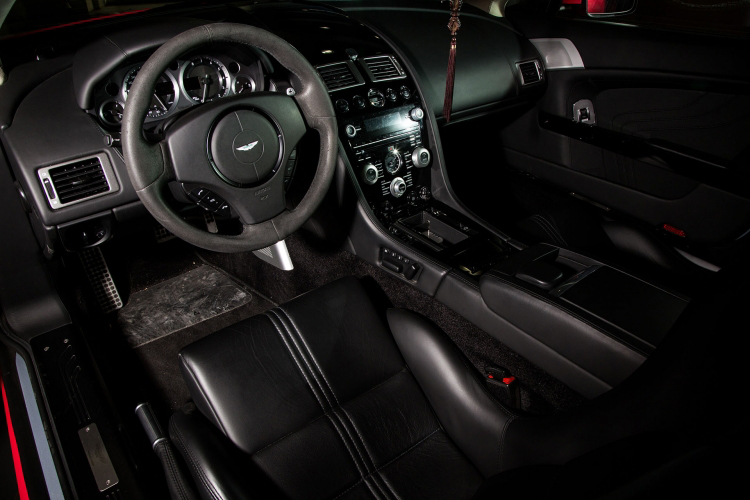 Chân dài khoe 'cặp tuyết lê' căng tròn bên Aston Martin - 2